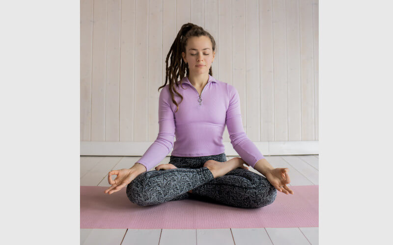 Frau im Lotussitz